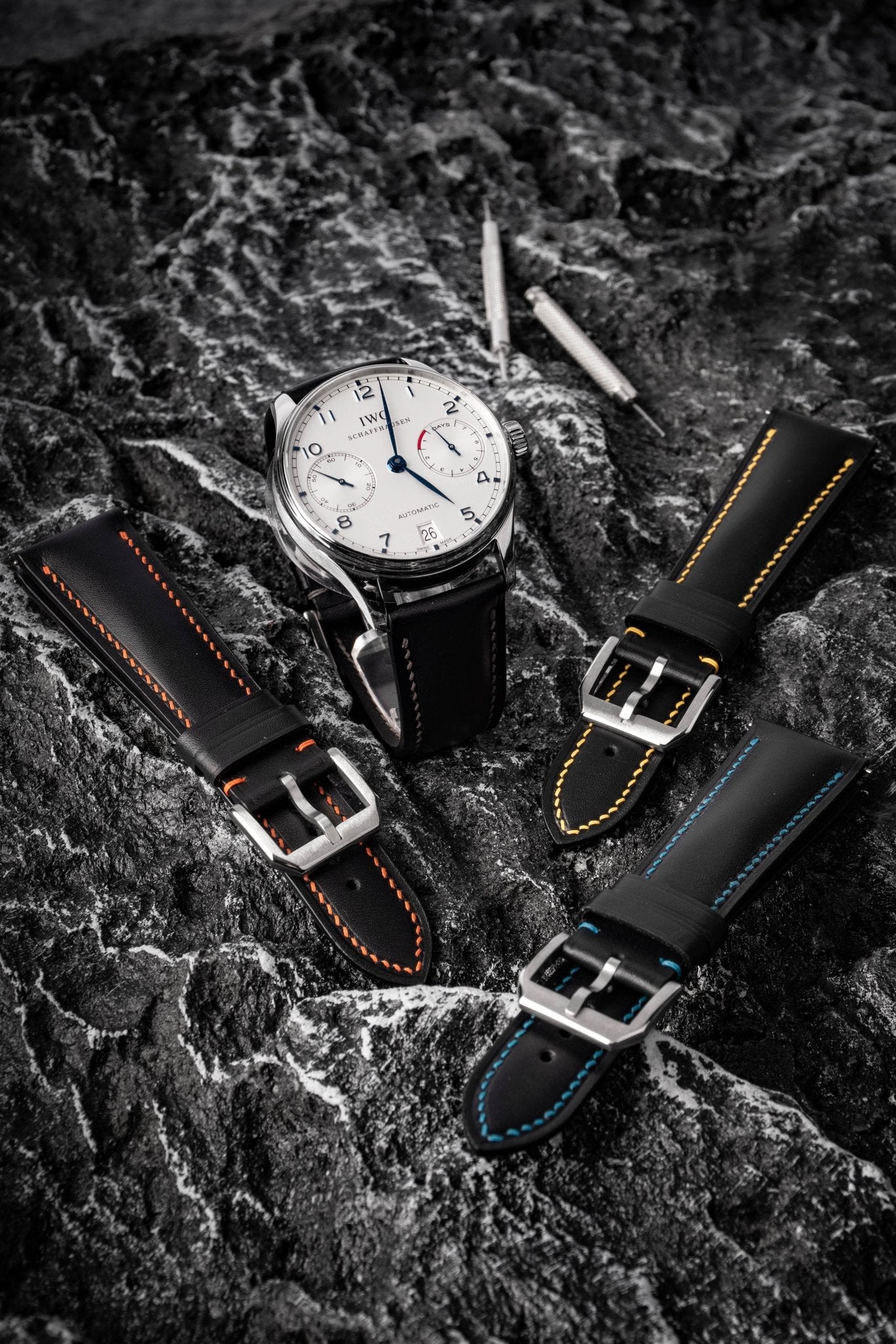 Military-grade Celine woven waterproof leather watch straps with quick-release, compatible with Omega Seamaster 300, Rolex Submariner & Panerai Luminor. Available in OD green/gunmetal/dark brown/onyx. 2.5mm spring bars with IP68 rating, 4-layer waxed leather construction. Customizable camo stitching/length/embossed logos.