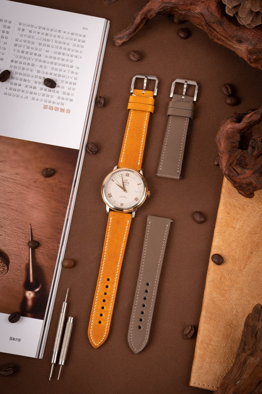 Handcrafted quick-release leather straps (brown/orange/grey) for Omega Seamaster & Speedmaster watches. Made with Italian full-grain leather and dark brown stitching, featuring modular quick-release bars for 5-second strap switching, compatible with 42mm Omega lugs to enhance sporty and business style versatility.
