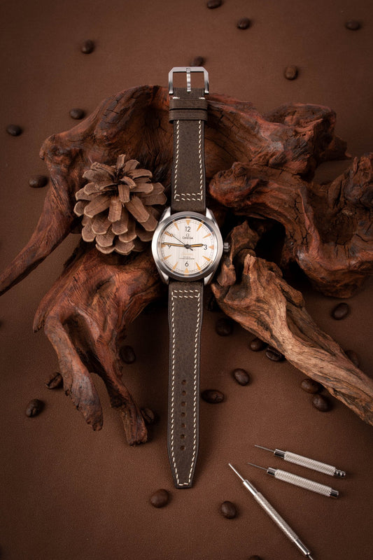 Handcrafted vintage matte cowhide quick-release watch strap, compatible with Omega Speedmaster, Rolex Submariner & Panerai Luminor. Full-grain brown leather with 2.0mm spring bars, 3.5mm waxed edge stitching and white dual-needle linen thread. Customizable length/buckle engraving/stitch colors for business, casual & outdoor scenarios.